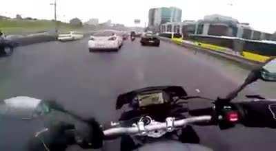 Герой спешит чтобы как можно быстрее передать органы нуждающимся пациентам!