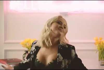 She makes me so damn horny🤤