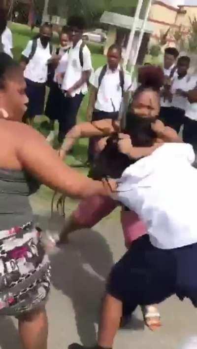 Mother came to fight school girl for beating up her daughter...