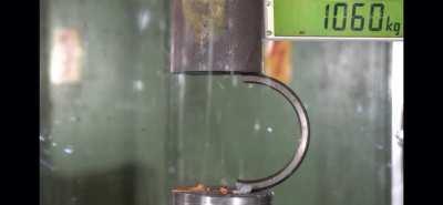 Ball bearing ring in the hydraulic press