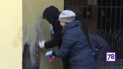 Просто лучшие! Петербуржцы отмыли закрашенный коммунальщиками портрет Достоевского!