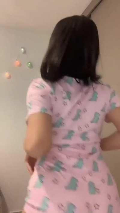 Anyone know who this thottie is? 🤤