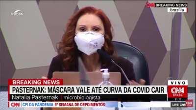A Natalia Pasternak usa uma analogia interessante. Vacinas são como goleiros: são eficazes, mas dependem de um bom time de defesa.