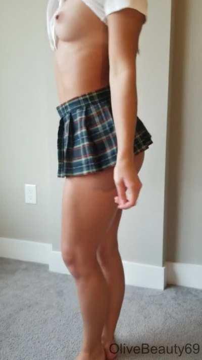 I don't usually post GIFs, but this outfit just made me want to show off my little body 😋