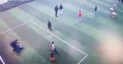 Halı Sahada Emmiye Head Shot Atmak