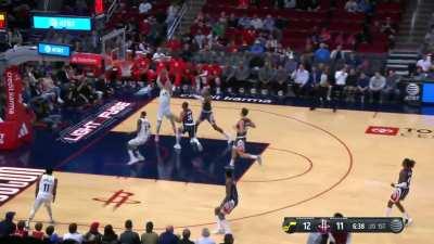 [Highlight] Vanderbilt goes behind the back with the assist on the fast break to Markkanen. Lauri finishes the first quarter with 18 points.