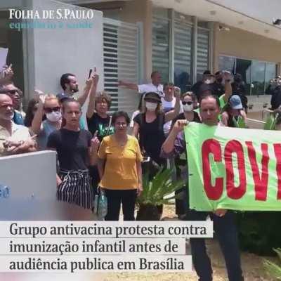 Grupo antivacina protesta em frente a Opas durante audiência pública promovida pelo gov. Bolsonaro sobre vacinação infantil. Médicos antivacina foram convidados pelo governo para a audiência e Anvisa recusou o convite.