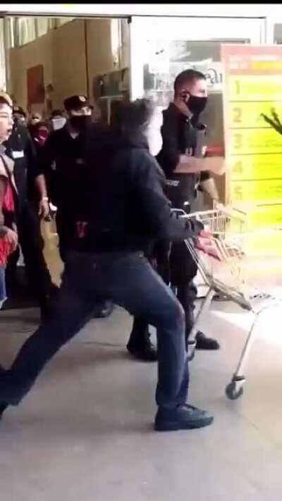 Crazy Chilean Karen kicks shopping cart, gets hit back.