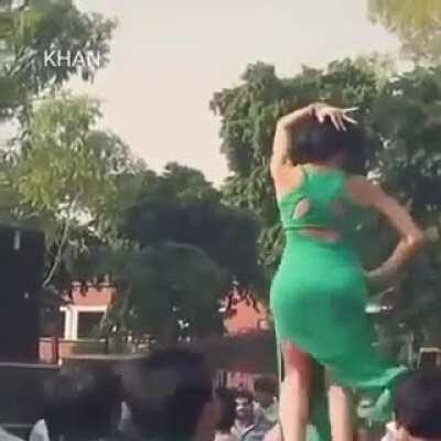 Ladies, take notes, this how Asses are supposed to shake