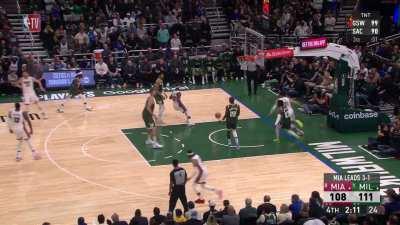 [Highlight] Jimmy Butler ties the game after being down double digits, he has 12 straight points