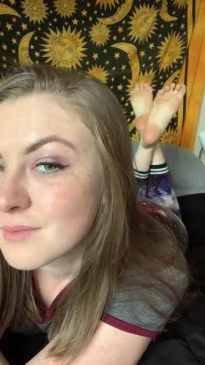 I tried to match my eyeshadow to my leggings. How’d I do? Hope you enjoy my awkward faces 🤪