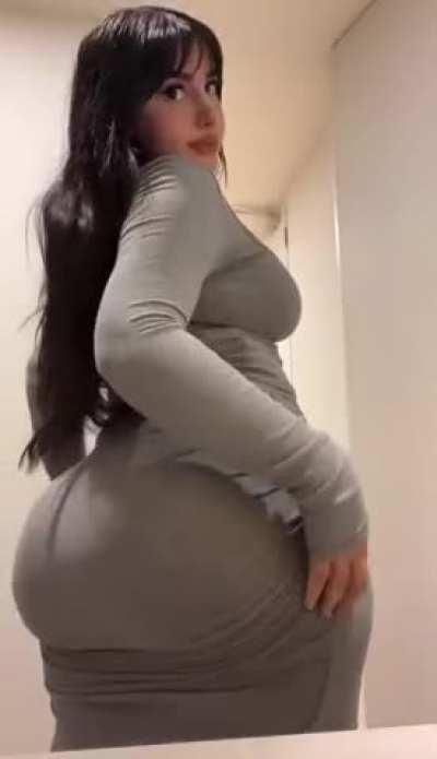 We all familiar with the titty drop. Let's normalize the booty drop 🍑🍑