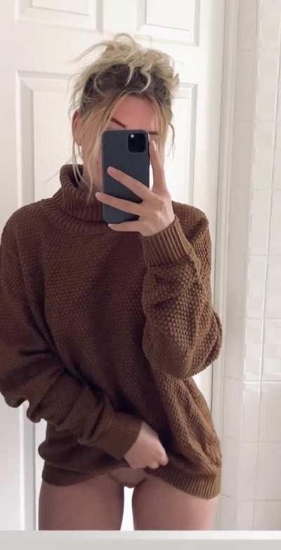 Upvote if you’d hold me up against the wall and fill my little pussy with cum.. 💓