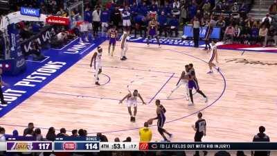 [Highlight] AD blocks Cunningham twice and scores on the other end to put the Lakers up 5