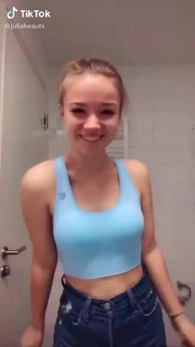 Best-of Gif (Teil 1/2) von einem Werbe-TikTok vom 29.09.2020 ...#RIPBeautxVlogs