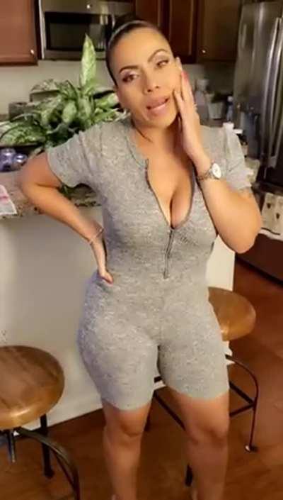 Scarlo - Those Sexy Outfits She Wears Though! 😳😍