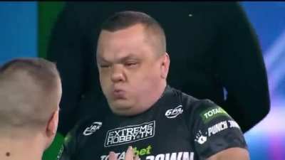 Pijack dando aquele tapa