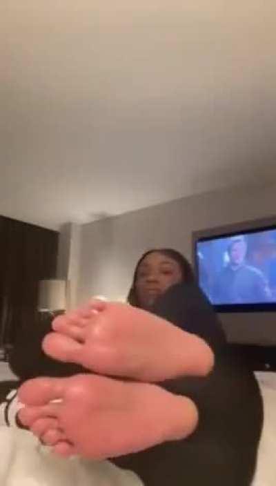 Look at these sexy ass feet 👣 👀