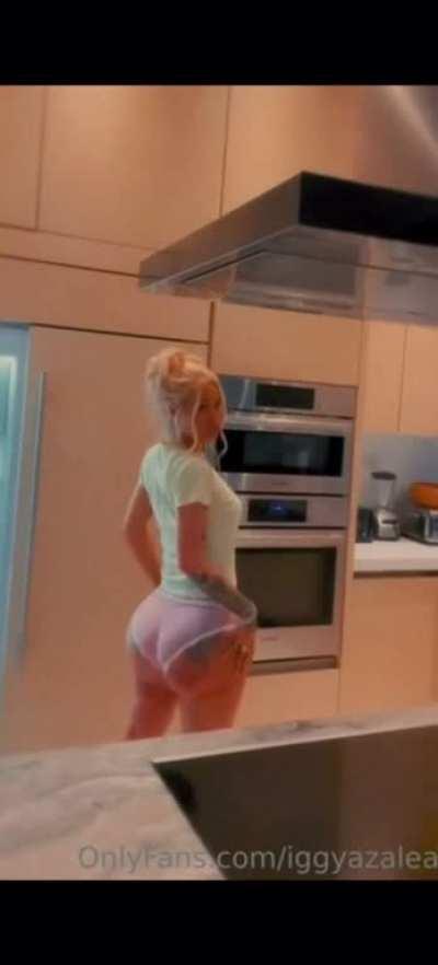 Iggy shaking her phat white ass