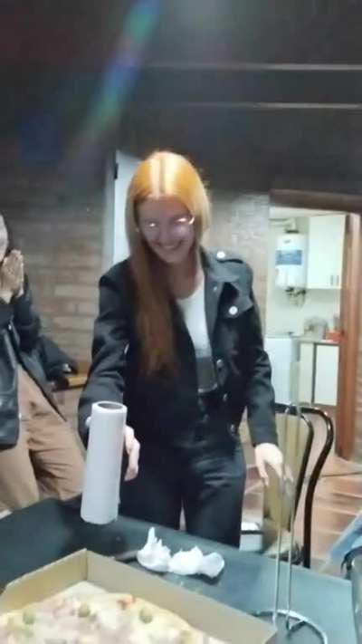 Woman with hyperextension. (@julietacettra)