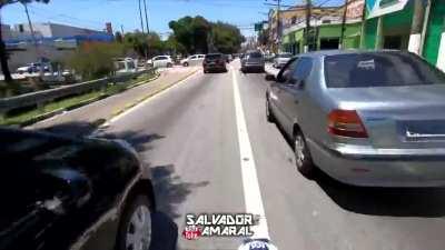 Qual é a opinião de vocês sobre empinar moto?