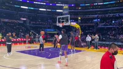 [Highlight] Anthony Davis warming up with a bulky brace on his left knee.