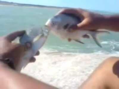 POV: tienes 7 años y agarras las muñecas de tu hermana