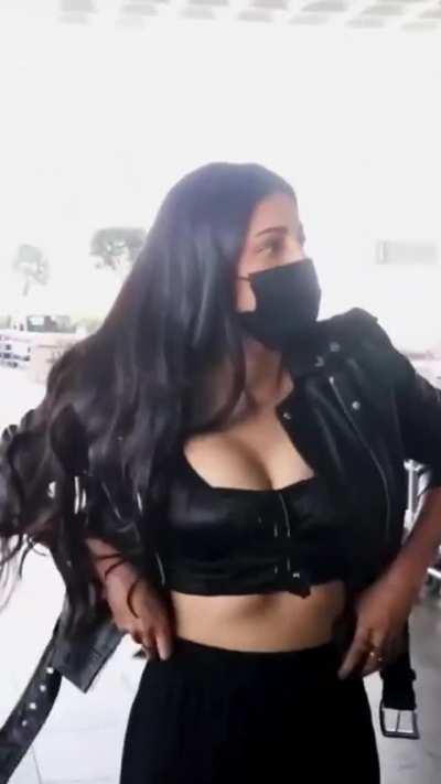 Shruti Hassan Boobs are Uncontainable