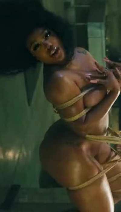 good god singer Sza in her new music video. that body drives me insane