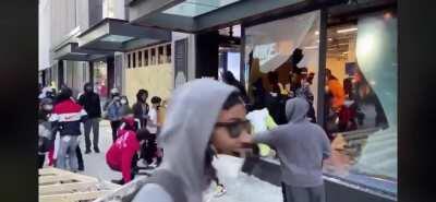 Nike Store On Michigan Ave Smashed And Completely Looted