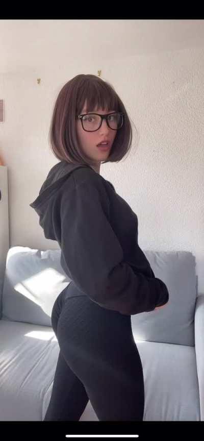 if this gets at least 10 likes I'll show you my naked ass