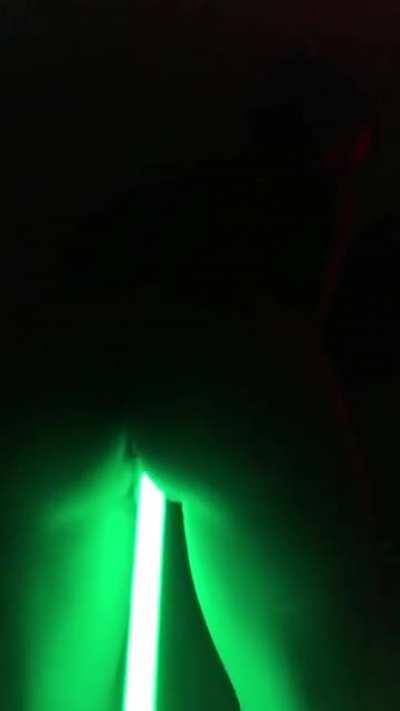 Leia couldn’t get her hands off Luke’s saber 🥵