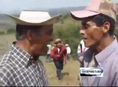 Los perros de mi cuadra cuando pasa una motocicleta: