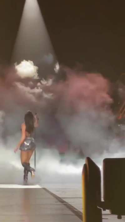 Magnificent Dua Lipa 🎤 Her glamorized appearance on stage left the audience in awe of her talent 👏👏🤗