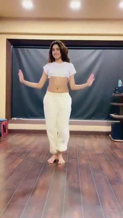 Janhvi Kapoor,s Belly | How,s That Comment Down?