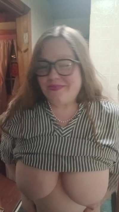 Do guys really make passes at ladies with glasses? ( 54 Chubbz)