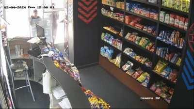 Pibitos chorros atacaron un kiosco de La Plata