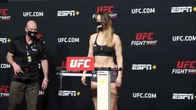 Julija Stoliarenko fainting twice. This should be where the UFC steps in cz this is terrifying. Hope shes okay