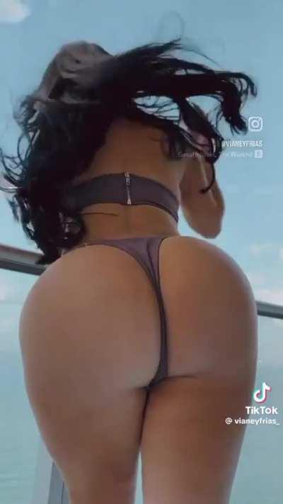@vianeyfrias_