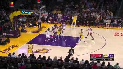 [Highlight] LeBron with the SLAM!