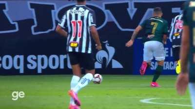 Esse tipo de penalti que se marca no Brasil desanima demais