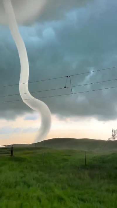 🔥A beautiful single-vortex tornado