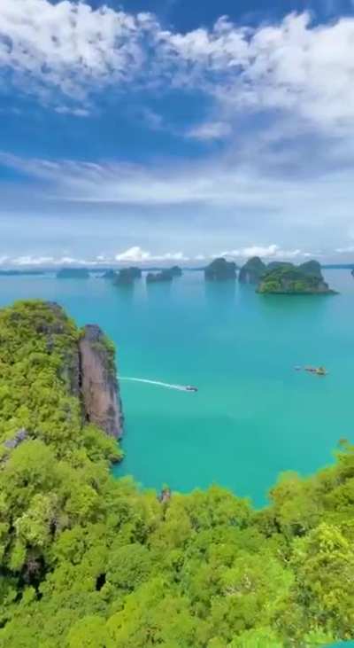 Hong Island, Thailand 🇹🇭 Hong Island, also known as Koh Hong, is located in the province Krabi, in the South of Thailand. The island is known for its impressive limestone formations and for that, it’s certainly one of the most beautiful places in Thailand