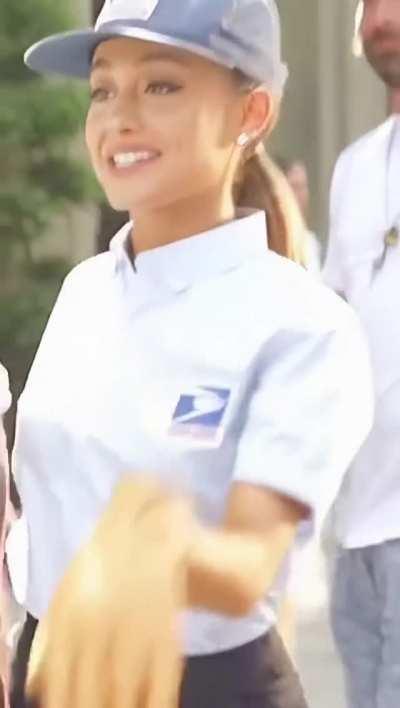 I love ariana's ass in those pants.