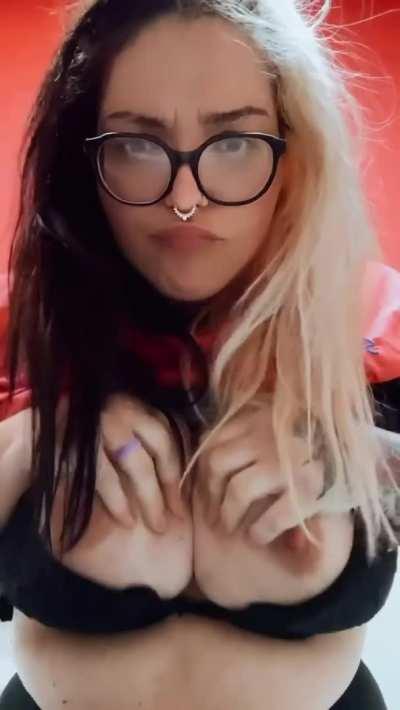 I took a big risk to give you my weekly break room titty drop😳