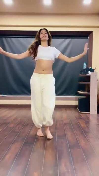 Janhvi Kapoor's belly dance practice 😘🤤