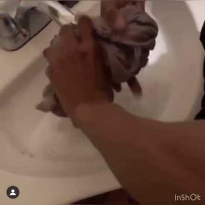 She got this nigga washing the work clothes in the sink 😂