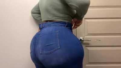 Look at how that fake ass fill up the jeans