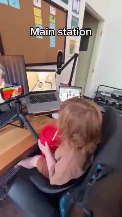 screenmaxxing his toddler