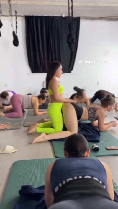 @womanfit_anara Yoga Doggystyle Position